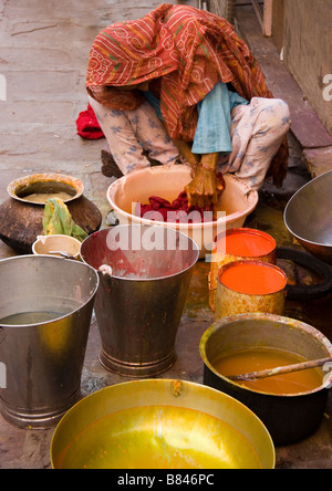 Donna tintura di tessuti Bikaner Rajasthan in India Foto Stock