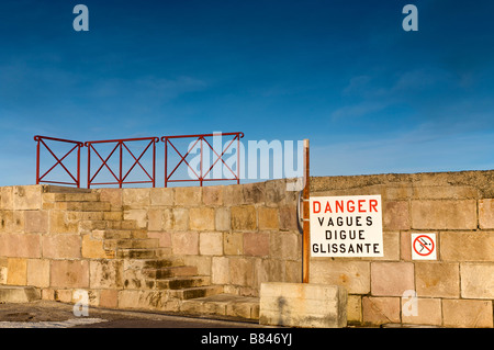 Socoa dyke onde di avvertimento Pays Basque Francia Foto Stock