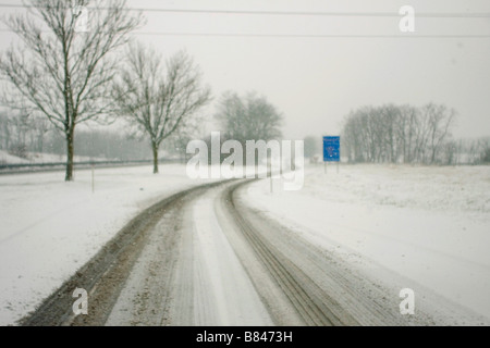 Autostrada francese coperte da neve. inverno blizzard. strada ghiacciata, tempesta di neve. 90255 orizzontale RoadSnow Foto Stock