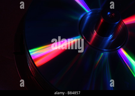 Pila di CD su un mandrino illuminata con Red e Blue studio lighting Foto Stock