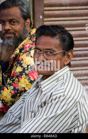 Uomo locale sorrisi seduta Bikaner Rajasthan in India Foto Stock