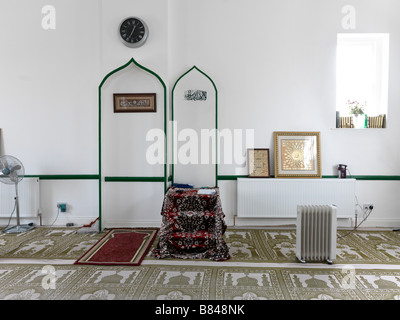 Nuova moschea nell'ex St Barnabus Church Hall Epsom Surrey England Interior mostra Mimbar e Mihrab Foto Stock