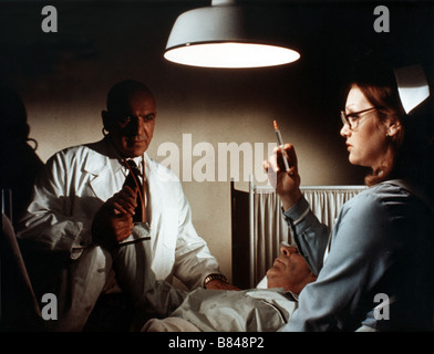 Fuori l'interno anno 1975 UK / Germania Ovest Telly Savalas Regista: Peter Duffell Foto Stock