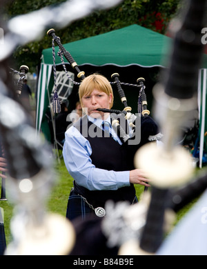 Un membro del Grampian Police pipe band effettuando al 2008 World Pipe Band Championships, verde di Glasgow, Glasgow Foto Stock