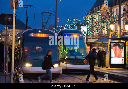 La fermata del tram di notte, Strasburgo, Alsazia, Francia Foto Stock