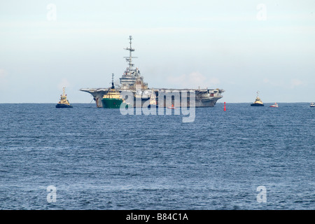 Scafo abbandonati della portaerei francese Clemenceau arriva fuori dalla bocca del Fiume Tees dove essa verrà riciclato dal grado REGNO UNITO Foto Stock