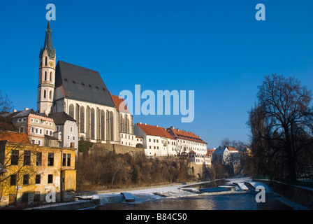 La Cattedrale di San Vito e Hotel Ruze dal Fiume Vltava a Cesky Krumlov Repubblica Ceca Europa Foto Stock