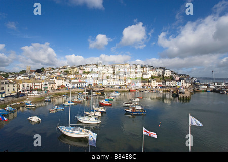 Vista sul porto con la replica della Golden Hind Torbay Brixham Devon England Regno Unito Foto Stock