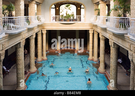 Budapest, Ungheria, l'Europa. Gellert bagni termali, piscina interna Foto Stock