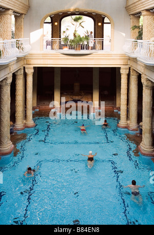 Budapest, Ungheria, l'Europa. Gellert bagni termali, piscina interna Foto Stock