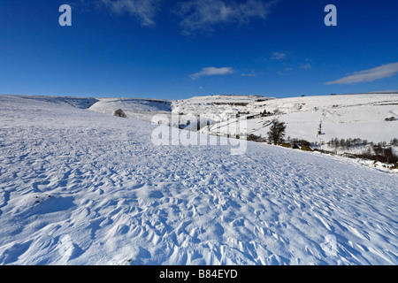 Vista invernale di Royd Edge e West Nab, Meltham vicino a Wigan, Parco Nazionale di Peak District, Inghilterra, Regno Unito. Foto Stock