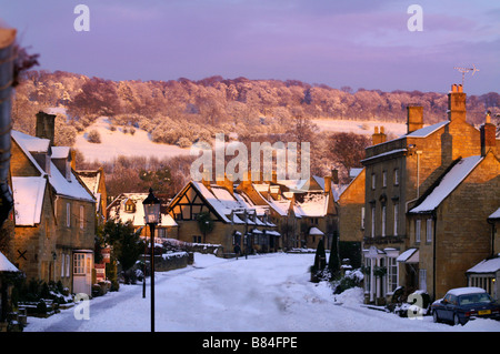 Tramonto sul villaggio di Broadway. Inverno di Cotswold. Worcestershire. Regno Unito Foto Stock