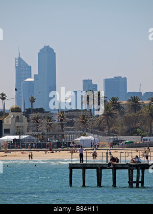 Il Molo e la spiaggia di St Kilda con lo skyline della Città di MELBOURNE IN BACKGROUND VICTORIA AUSTRALIA Foto Stock