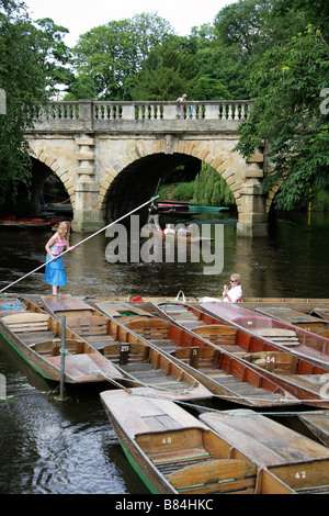 Punting sotto Magdalen Bridge sul fiume Cherwell, Oxford, Oxfordshire, Regno Unito Foto Stock
