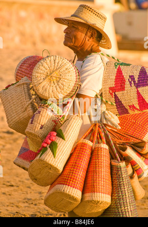 Messico SINOLA MEMBRO MAZATLAN coloratissimi cesti di paglia vender camminando lungo la spiaggia dorata Foto Stock