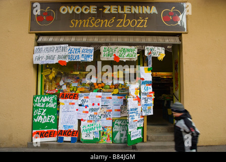 Supermercato nel quartiere di Vinohrady di Praga Repubblica Ceca Europa Foto Stock