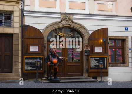 Ristorante esterno lungo Via Nerudova nel quartiere di Mala Strana di Praga Repubblica Ceca Europa Foto Stock