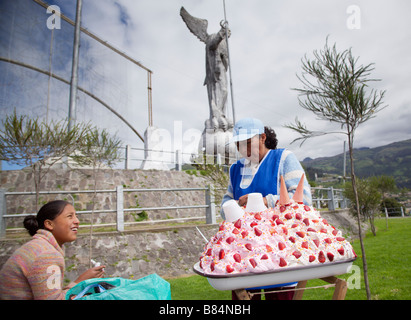 Madre e figlia e la vendita di gelati su El Panecillo, Quito Ecuador Foto Stock