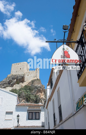 Bar in Olvera con castello in background Foto Stock