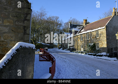 Case in corrispondenza del ponte di Balgownie nella vecchia Aberdeen a Aberdeen, Scozia, visto coperto di neve e ghiaccio durante il periodo invernale Foto Stock