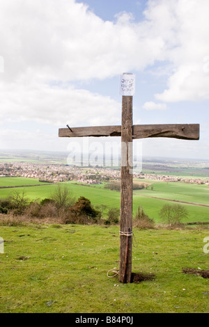 Croce di legno consumata su una collina che si affaccia su Chinnor e la campagna dell'Oxfordshire sotto un cielo nuvoloso. Foto Stock