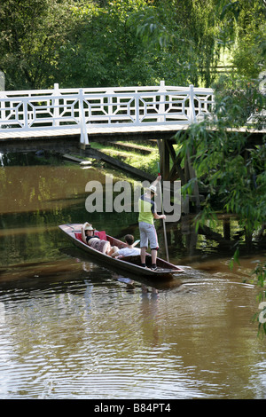 Punting vicino Magdalen Bridge sul fiume Cherwell, Oxford, Oxfordshire, Regno Unito Foto Stock