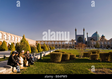 Gruppo di Iraniani parlando di fronte l'Imam moschea s Isfahan Iran Foto Stock