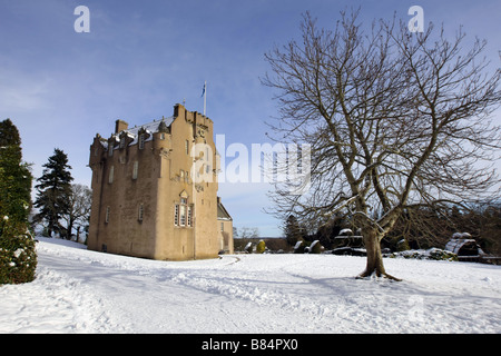 Vista esterna del Crathes Castle e i giardini vicino a Banchory, Aberdeenshire, Scotland, Regno Unito ricoperta di neve durante il periodo invernale Foto Stock