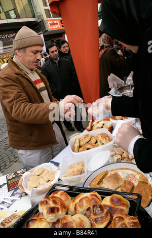 Una kermes: donne turche home vendita producono per la carità in Pendik Istanbul Turchia Foto Stock