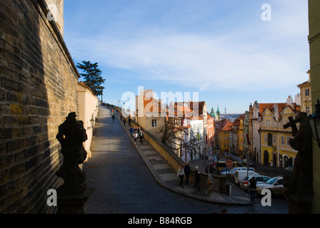 Ke Hradu street conduce al Prazsky Hrad castello di Praga Repubblica Ceca Europa Foto Stock