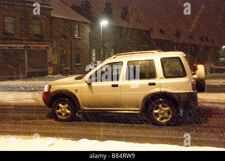 Auto in una tempesta di neve Foto Stock