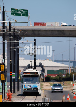 Il tram in attesa in corrispondenza di opere stradali con ponte bolte in background Melbourne Victoria Australia Foto Stock