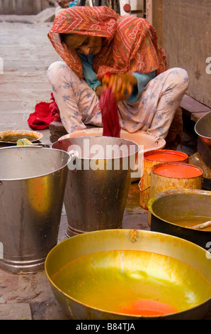 Donna tintura di tessuti Bikaner Rajasthan in India Foto Stock