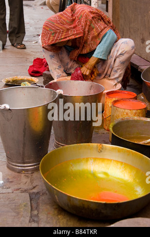 Donna tintura di tessuti Bikaner Rajasthan in India Foto Stock