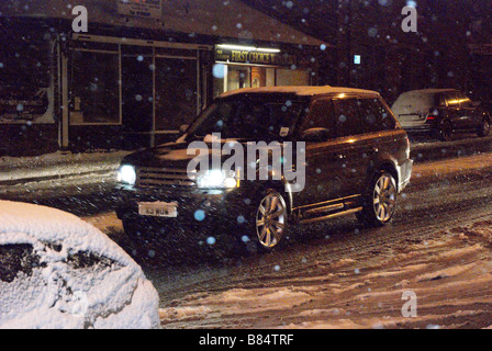 Auto in una tempesta di neve REGNO UNITO Foto Stock