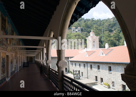 Vista sul Monastero di Kykkos Belfry e il cortile interno dalla galleria.monti Troodos, Cipro del Sud. Foto Stock