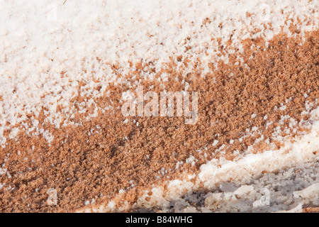 Sale di roccia su una strada innevata n nel distretto del lago REGNO UNITO Foto Stock