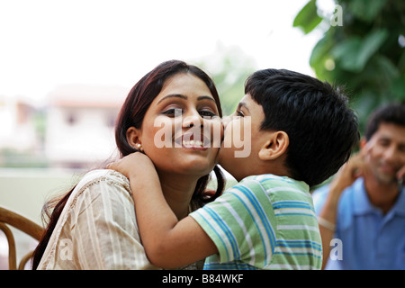 Ragazzo baciare la sua madre Foto Stock