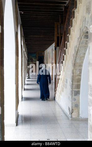 Vista sulla galleria aperta del Monastero di Kykkos con passeggiate sacerdote, monti Troodos, Cipro del Sud Foto Stock