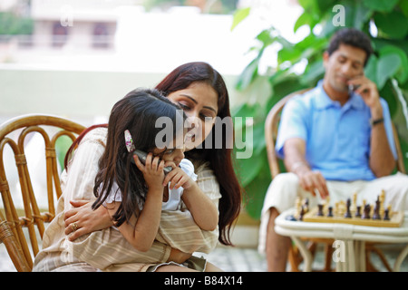 Madre e figlia coccole Foto Stock