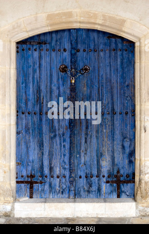 Azure porta di legno chiusa nel villaggio di Omodhos, monti Troodos, Cipro del Sud Foto Stock