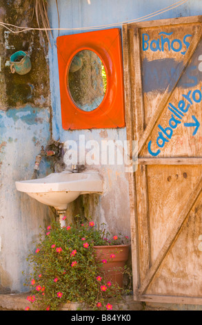 Messico SINOLA MEMBRO MAZATLAN ancora in vita di color pastello outdoor lavabo. Stone Island Foto Stock