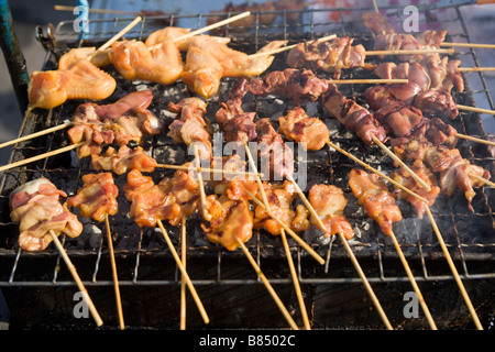 Cottura del pollo alla griglia, Mercato del fine settimana di Chatuchak Bangkok in Thailandia Foto Stock