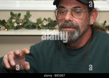 Uomo che raggiunge Foto Stock