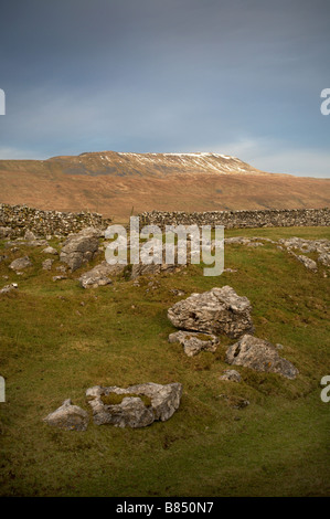 La neve sulla sommità di Whernside dalla vecchia strada romana vicino a Ribblehead nel Nord Yorkshire Dales National Park in pennines Foto Stock