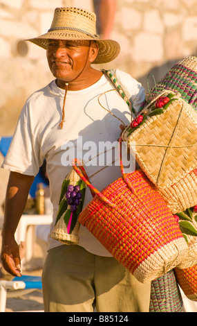 Messico SINOLA MEMBRO MAZATLAN colorato cesto di paglia vender camminando lungo la spiaggia dorata Foto Stock
