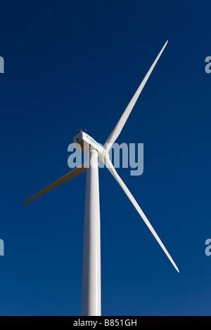 Turbina eolica contro un cielo blu in Nicaragua installato da Suzlon energia dell'India. Foto Stock