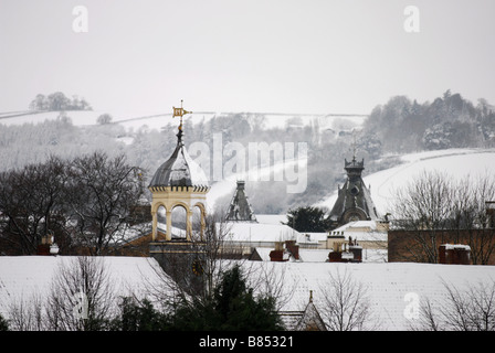 Neve in Tiverton Devon. Una vista sui tetti di torri dalla vecchia scuola Blundells St Georges chiesa e il Municipio Foto Stock