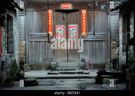 Festival Cinese della Primavera baciata su una vecchia porta nello Jiangxi, Cina. Foto Stock