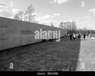 Memorial Wall Bergen Belsen campo di concentramento Foto Stock